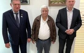 Trzech mężczyzn pozujących do zdjęcia