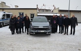 Zdjęcie grupowe przy samochodzie