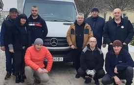 Zdjęcie grupowe przy samochodzie