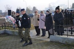 Złożenie  kwiat&oacute;w przed pomnikiem i uczczenie pamieci ofiar zbrodni na Piaskach