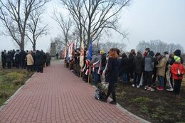 Zebranie się ważnych gości prze pomnikiem, aby uczczić pamięć ofiar zbrodni na Piaskac