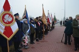 Zebranie się ważnych gości prze pomnikiem, aby uczczić pamięć ofiar zbrodni na Piaskac