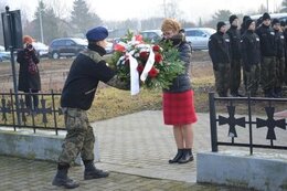 Złożenie  kwiat&oacute;w przed pomnikiem i uczczenie pamieci ofiar zbrodni na Piaskac