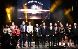 zdjęcie grupowe na scenie 