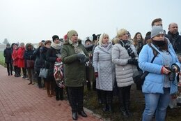 Zebranie się ważnych gości prze pomnikiem, aby uczczić pamięć ofiar zbrodni na Piaskac