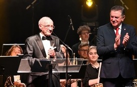 meżczyzna przemawia podczas uroczystosci obok stoi burmistrz Płonska 
