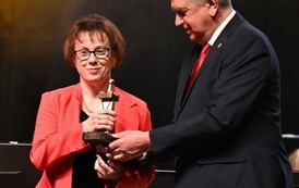 meżczyzna z kobietą stoją na scenie