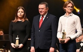 dw&oacute;ch meżczyzn i kobieta stojący na scenie