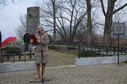 Przemowa I Zastępcy Burmistrza - Teresy Kozery przed pomnikiem na Piaskach   