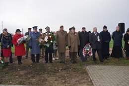 Zebranie się ważnych gości prze pomnikiem, aby uczczić pamięć ofiar zbrodni na Piaskach