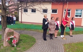 Uroczystości upamiętniające Zbrodnię Katyńską i Katastrofę Smoleńską w SP nr 3 w Płońsku