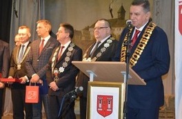 Przemowa i gratulacje zebranych gości dla Burmistrza Marcina Gortat i mieszkańc&oacute;w Czerwińska