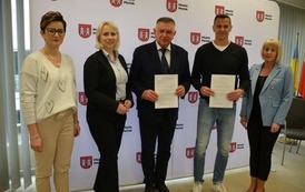 grupa pięciu osob pozująca do zdjęcia na sciance 