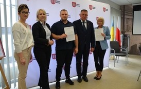 grupa pięciu osob pozująca do zdjęcia na sciance 