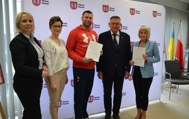 grupa pięciu osob pozująca do zdjęcia na sciance 