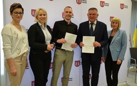 grupa pięciu osob pozująca do zdjęcia na sciance 