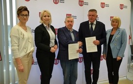 grupa pięciu osob pozująca do zdjęcia na sciance 