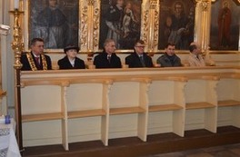 Zaproszeni goście uczestniczą we Mszy św. w kościele w Czerwińsku 