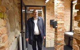 Wiesław Raboszuk ogląda remont kamienicy 
