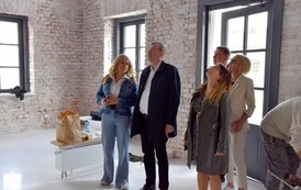 5 os&oacute;b ogląda remont kamienicy 