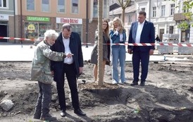 6 os&oacute;b podziwia odgrycie archeologiczne w Płońskim rynku 