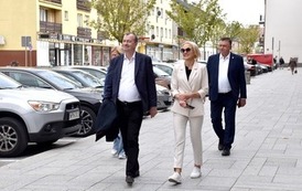 4 osoby spacerują po realizowanych inwestycjach w Płońsku 