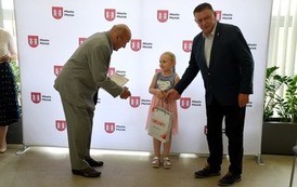 Nagrody dla uczni&oacute;w płońskich szk&oacute;ł podstawowych  (1)