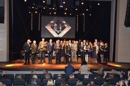 Laureaci Płońskich Wież 2020 na scenie w sali widowiskowo-kinowej w Miejskim Centrum Kultury w Płońsku.