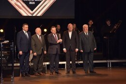 Przedstawiciele samorząd&oacute;w na scenie widowiskowo-kinowej w Miejskim Centrum Kultury