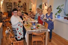 Wsp&oacute;lne przygotowanie posiłku przez senior&oacute;w