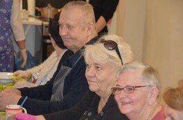Seniorzy miło spędzający czas podczas pierwszych urodzin Klubu Senior+