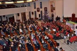 Mieszkańcy Płońska słuchający Kocert Kolęd i Pastorałek