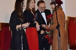 Wreczenie kwiat&oacute;w i podziękowań dla Dyrektor Miejskiego Centrum Kultury - Marzeny Kunickiej