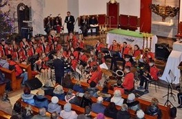 Występ Młodzieżowej Orkiestry Dętej ,,Con Grazia&rsquo;&rsquo; pod dyrekcją Leszka Kalkowskiego oraz solist&oacute;w Marta Huptas (sopran), Daniela Bereza (sopran), Paweł Skiba (tenor), Krzysztof Matuszak (baryton, prowadzenie) oraz Kinga Winczewska, uczennica Państwowej Sz
