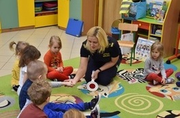 Lidia Bralska - Zastępca Komendanta Straży Miejskiej w Płońsku, kt&oacute;ra przeprowadziła pogadankę dla najmłodszych na temat zagrożeń z jakimi mogą się spotkać w czasie zimowego wypoczynku