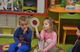 Przedszolaki biorące udział w pogadance z Zastępcą Komendanta Straży Miejskiej - Lidią Bralską