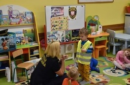 Przedszkolak biorący udział w pogadance 