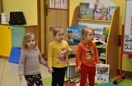 Przedszolaki biorące udział w pogadance z Zastępcą Komendanta Straży Miejskiej - Lidią Bralską