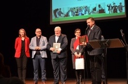 Burmistrz Miasta Płońsk- Andrzej Pietrasik wręcza tebliczkę gratulacyjną