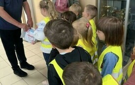 Dzieci z Przedszkola nr 4 z wizytą w Ratuszu z zaproszeniem na uroczystość z okazji Dnia Edukacji