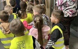 Dzieci z Przedszkola nr 4 z wizytą w Ratuszu z zaproszeniem na uroczystość z okazji Dnia Edukacji