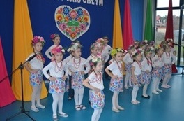 Występ przedszkolak&oacute;w z Niepublicznego Przedszkola &bdquo;Kangurek" w Płońsku z okazji Dnia Babci i Dziadka