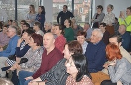 Babcie i dziadkowie oglądający występ swoich wnuczk&oacute;w