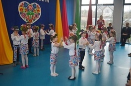 Występ przedszkolak&oacute;w z Niepublicznego Przedszkola &bdquo;Kangurek" w Płońsku z okazji Dnia Babci i Dziadka