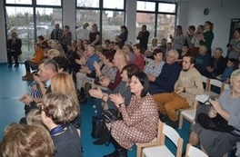 Babcie i dziadkowie oglądający występ swoich wnuczk&oacute;w  