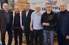 Goscie oraz organizatorzy wspierający i dopingujący drużyny podczas rozgrywek
