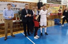 Wreczenie pucharu uczestnikowi turnieju