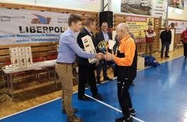 Gratulacje i wręczenie pucharu uczestnikowi turnieju