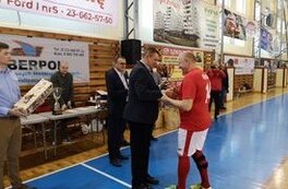 Burmistrz Miasta Płońsk - Andrzej Pietrasik wręczający puchar uczestnikowi turnieju