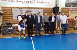 Wręczenie nagrody oraz dyplomu najlepszym uczestnikom i bramkarzom przez Burmistrza Miasta Płońska - Andrzeja Pietrasika